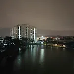 Calm And Peaceful Lake View Mount Austin Apartment