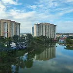 Calm And Peaceful Lake View Mount Austin Apartment
